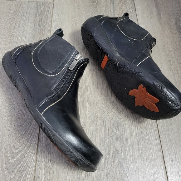 Black leather ankle boots with zipper, rubber sole, US 7, unique design. - Picture 3 of 5